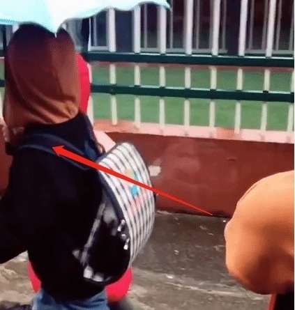 哥哥|雨天哥俩一起上学,恰巧遇到哥哥的女同学,后面的事,笑喷妈妈