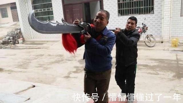青龙偃月刀@尴尬:关公“青龙偃月刀”重出江湖,却无人能够单手举起!