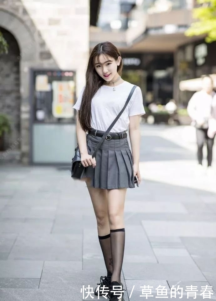 T恤搭配热裤vsT恤搭配短裙，你觉得那个更好看呢？