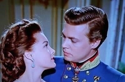 奥地利&茜茜公主:在姐姐的相亲会上得到王子的爱情,丈夫出轨后周游列国