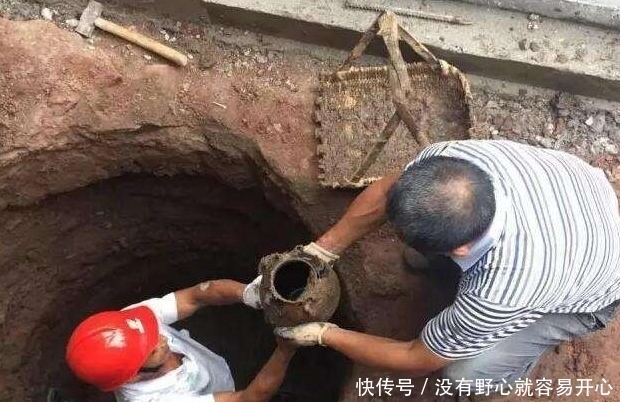 挖了15米盗墓贼中途放弃,专家一来就发现端倪:这是水墓