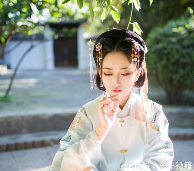 穷秀才中状元,亲戚来道喜,他赠一副对联道尽人性,众人羞愧离去!