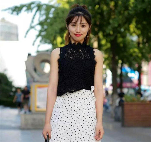 容颜|街拍浅妆容颜的小美女，一身简约时尚的穿搭打造出高贵典雅的女神范