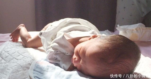 训练|抬头、翻身、独坐、行走，1岁前宝宝大运动发育规律，你娃达标吗