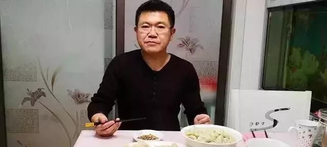 饺子包好后,直接放冰箱就“废了”,教你一招,饺子不粘连不开裂