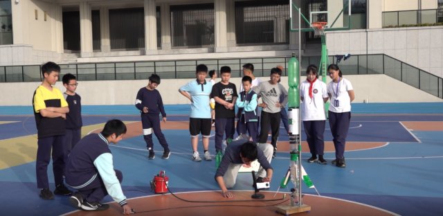 航天梦 一个“水火箭”,沸腾了整个操场!