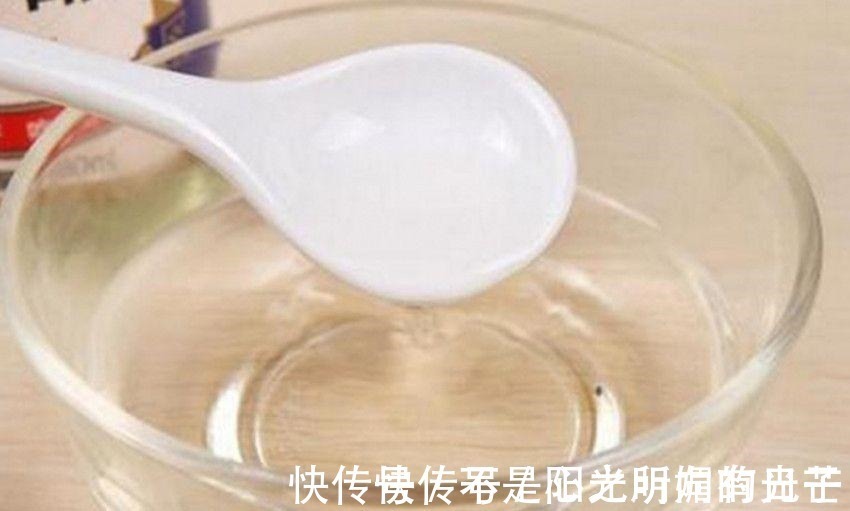 清洗白色衣服的小妙招, 教你轻轻松松洗白衣服！