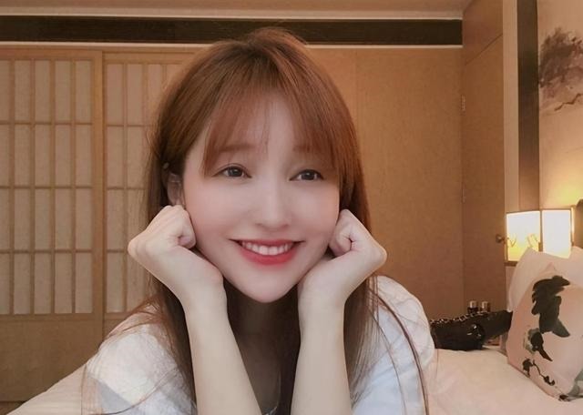 男性|调侃金晨、为金莎尴尬,张绍刚有色镜后,是大多数男性的“偏见”