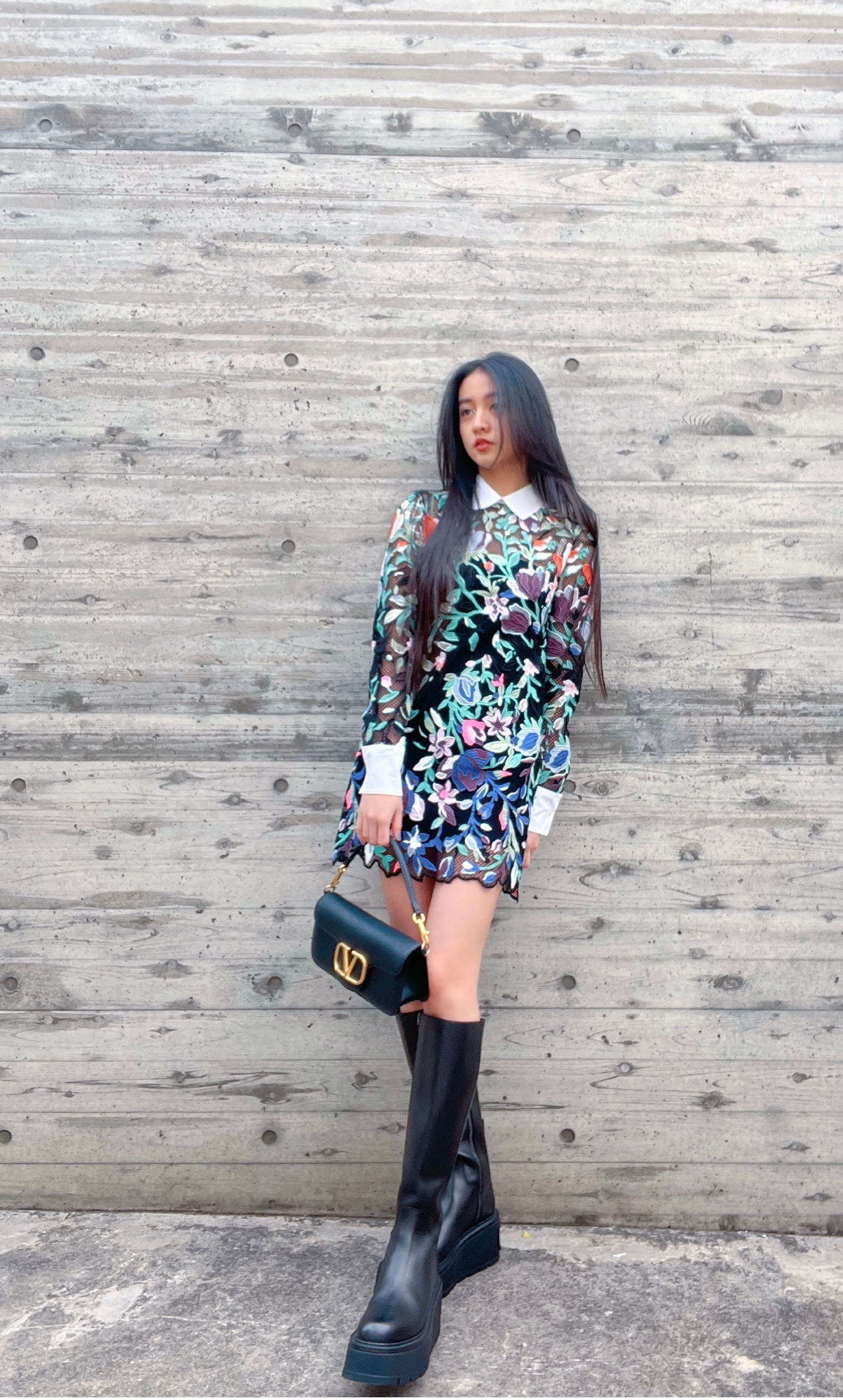 美少|美少女木村光希晒出一组街拍,她穿了一件蓝绿色印花连衣裙