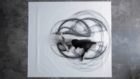 纸面!一边起舞一边画画的艺术家是怎么创作的?