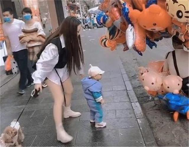 小姨|“最豪迈小姨”走红,熊孩子耍赖拎起就走,网友:宝宝可太难了