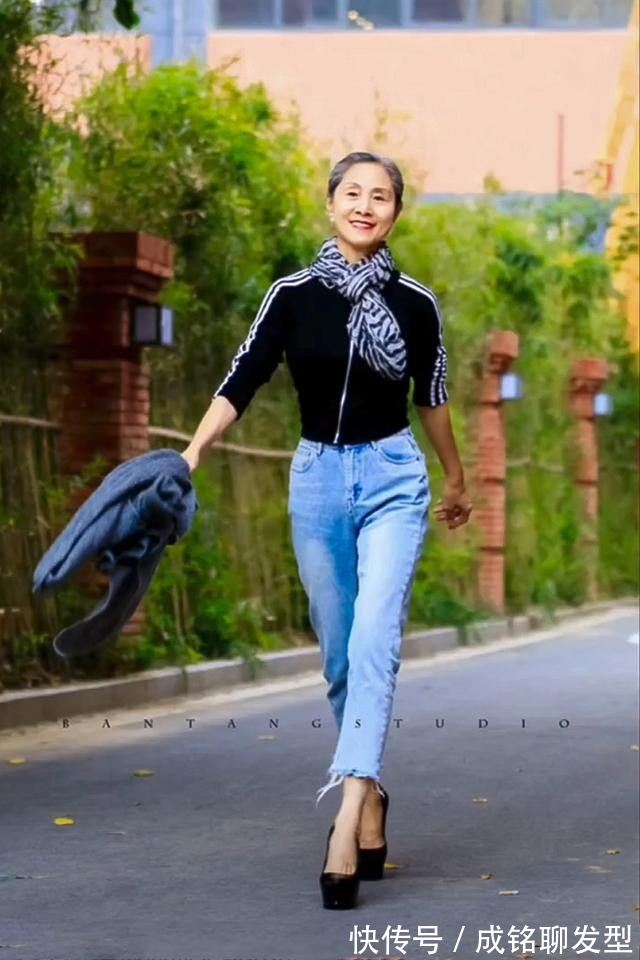 中老年人|被这位奶奶的装扮圈粉,70岁高龄穿半身裙配高跟鞋,美丽优雅时尚