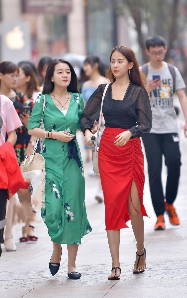 街拍倾城倾国的美女,身穿吊带连衣裙,尽显女神气质风采