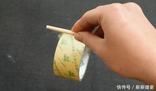 赶紧在筷子上粘透明胶带,后悔现在才知道,解决了家里的大烦恼