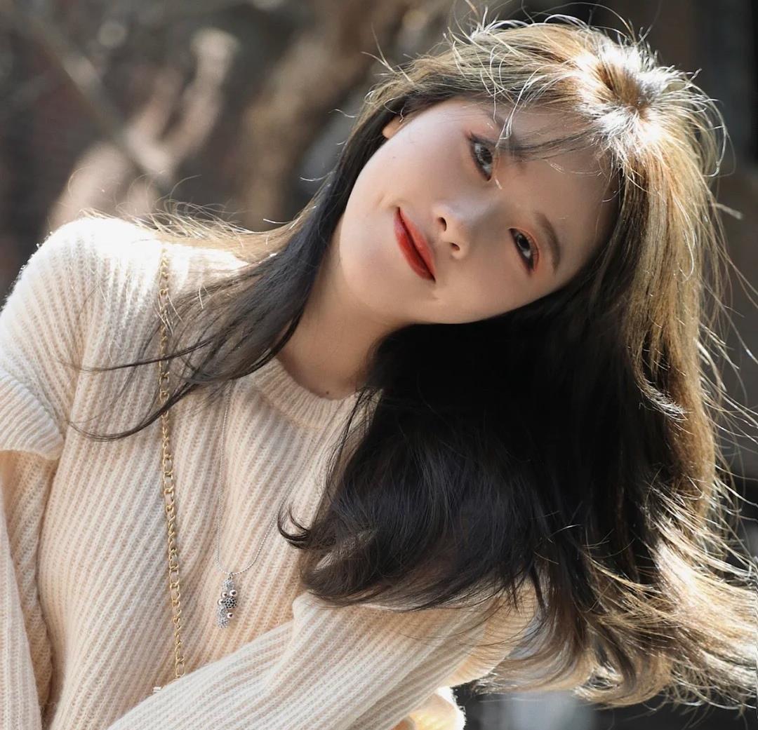 不挑脸型的中长款发型，浪漫法式卷风格百变，柔美初恋发