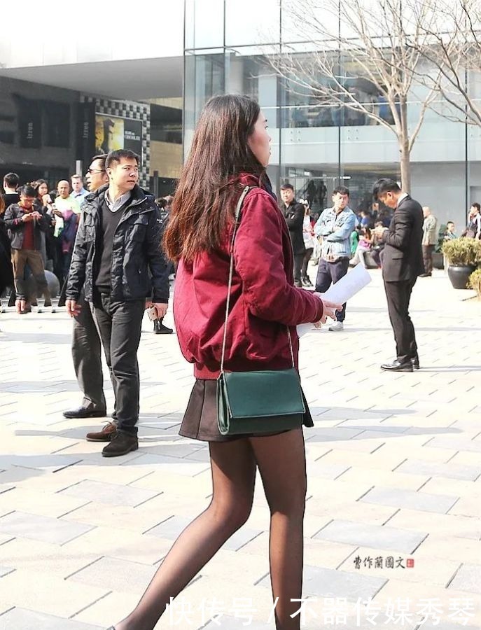 黑丝美女，穿出与时俱进新感觉