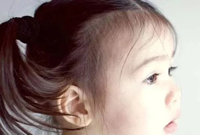 男主角|小女孩因太漂亮被说像假人,妈妈无奈晒出全家照,才发现妈妈更像