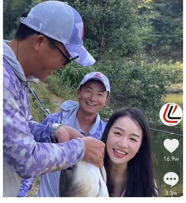 垂钓界乱了！带“女徒弟”成风，刘志强成落汤鸡，邓刚坐怀不乱