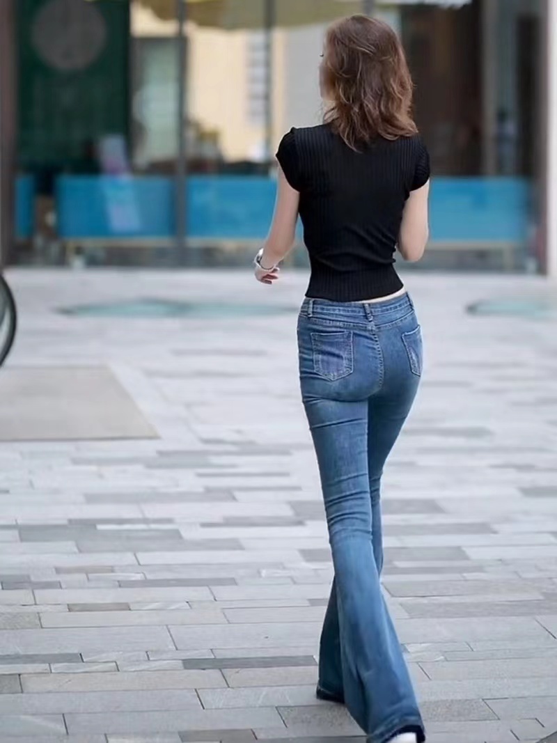 修身 靓丽小姐姐修身牛仔裤,这样穿搭清爽显身材,优雅迷人充满青春活力!