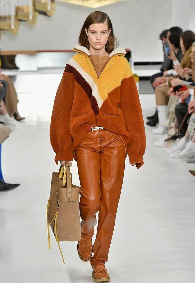 女生|最近流行“显瘦穿搭”, 叫宽松皮裤搭配法, 欧美街头女生也在穿