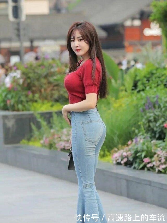 搭配 明亮耀眼的打底裤穿出优雅高级感,承载姑娘姣好的身材,高贵冷艳!