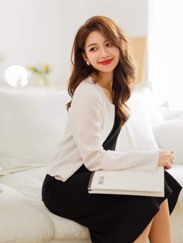 搭配|其实,秋天用白色针织开衫搭配黑色连衣裙就很美,简约百搭又高级