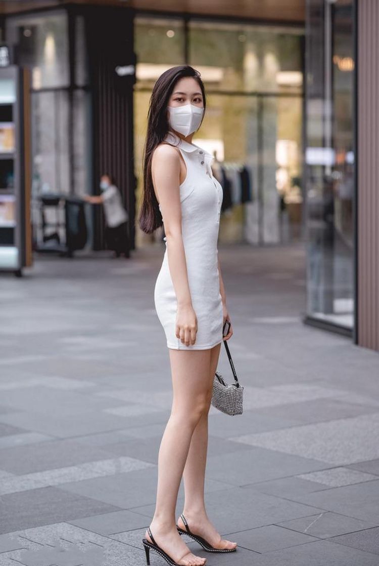 莫代尔|街拍美女:黑色上衣搭配牛仔裤,舒适透气,独特设计更显青春活力