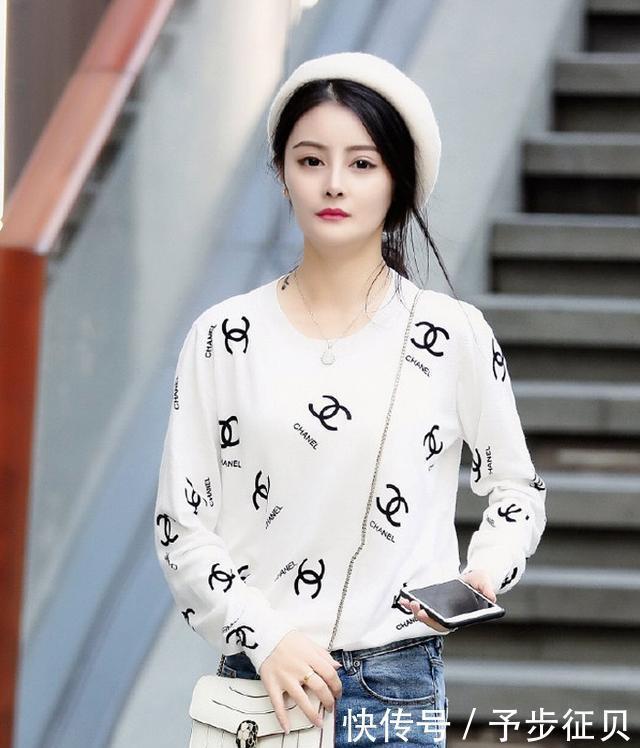 街拍小姐姐五官精致皮肤白皙,搭配紧身牛仔裤,绽放迷人魅力