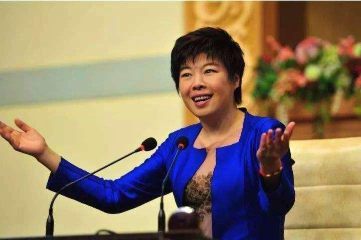 陈丹青评价于丹是个“神父”,于丹和易中天真是二三流学者吗