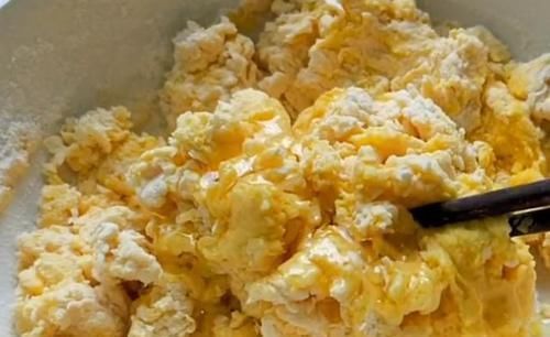 玉米面|玉米面别烙饼啦,试试这样做,3元成本做1筐,小巧迷你,比肉还香