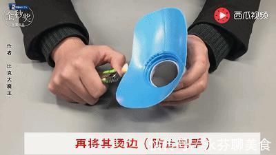 谁还买熨斗啊，洗衣液瓶剪2刀，衣服1秒变平整，太聪明了！