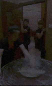 |搞笑GIF:我就想知道门口那两位在干什么