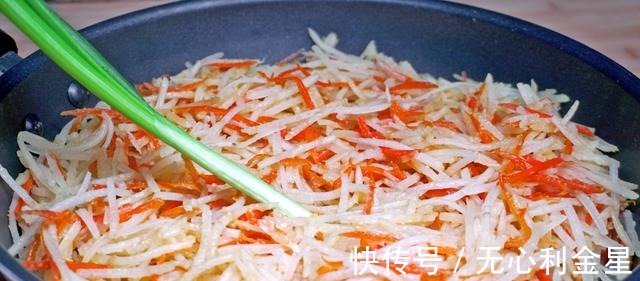 土豆放进锅中蒸一蒸，出锅只要几块钱，好吃便宜，做法简单又实用！