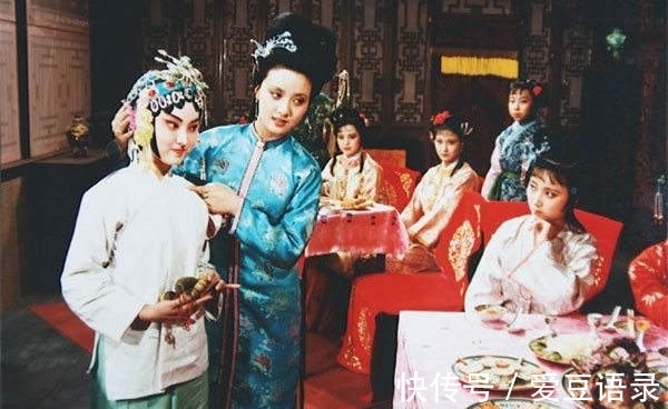 黛玉&林黛玉目无下尘是轻狂?接过丫鬟的漱口茶:俗香浸染,凤凰变成鸡