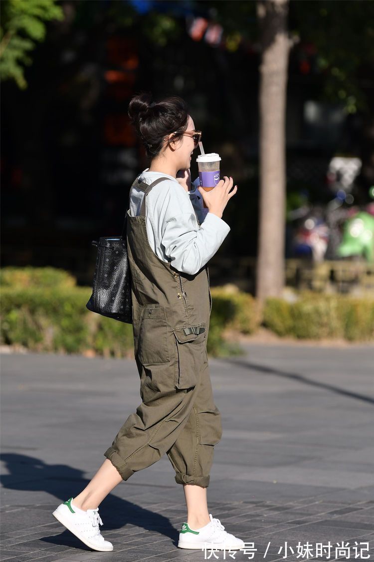 时尚 街拍:美女的牛仔裤裤脚被剪了一下,秀出小腿的位置,非常个性!