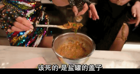 鱼子酱|希尔顿下厨真人秀,喂狗吃鱼子酱,厨具镶满钻石……网友称不做作