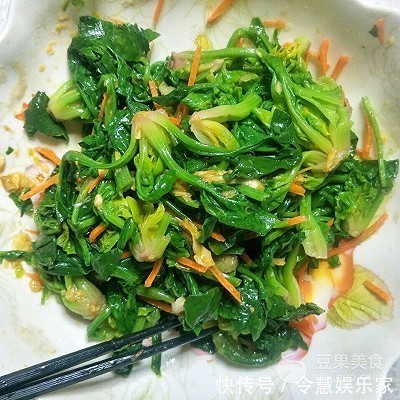 年味餐桌清新菜酸爽蒜香菠菜~