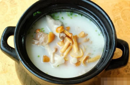 煮肉时的浮沫,到底是精华还是脏东西很多人不懂,难怪汤不白难喝