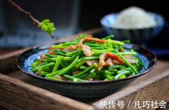 蒜苔|炒肉时，不要切好就炒，厨师长教你1招，肉软嫩鲜香，不柴也不腥