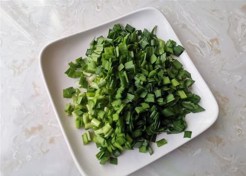 把韭菜切成段和鸡蛋一起炒,放在一起炒,不容易消化,吃韭菜最讲究季节