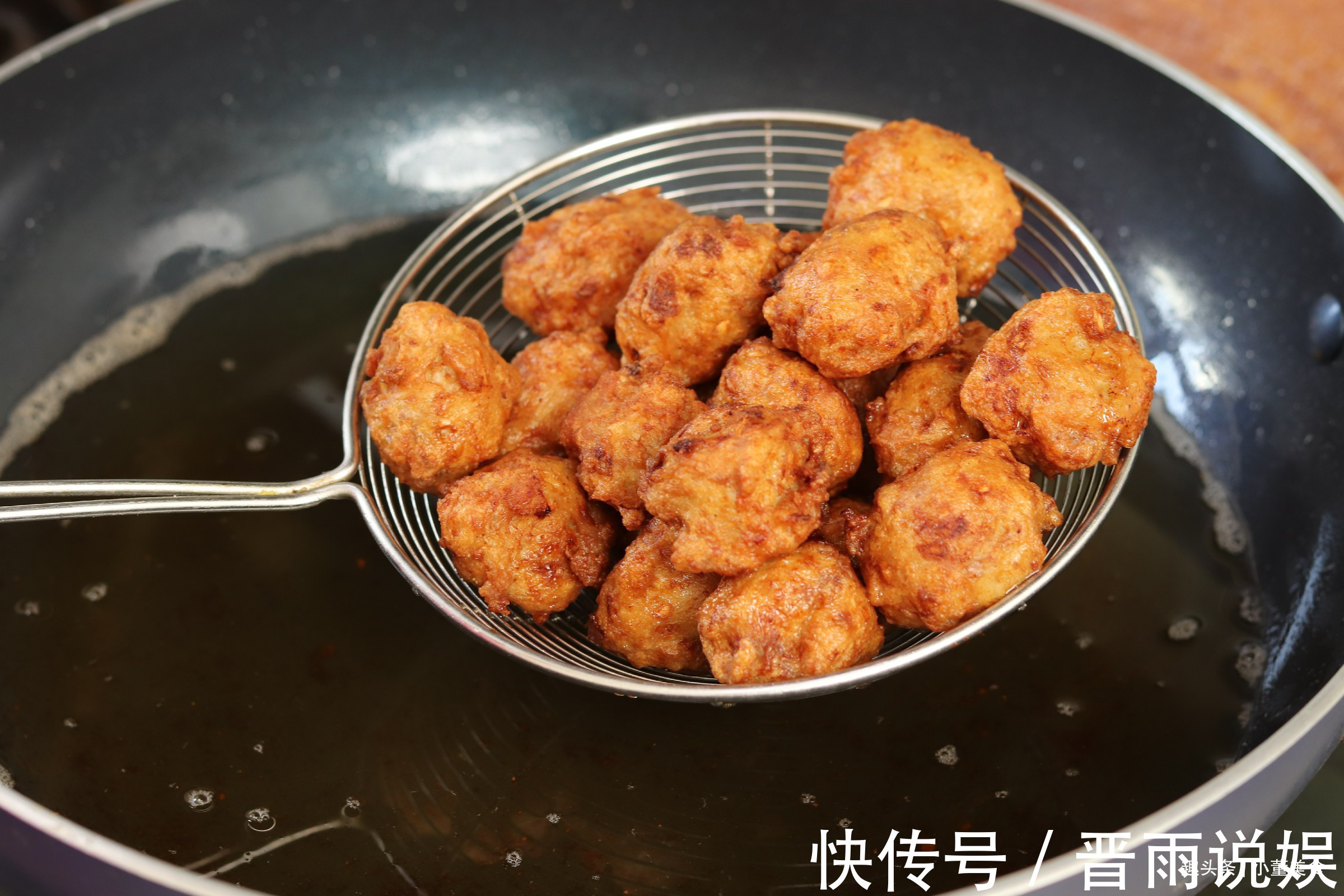炸丸子|炸肉丸子,牢记“加2水,放3样”,丸子外酥里软,放凉也不硬