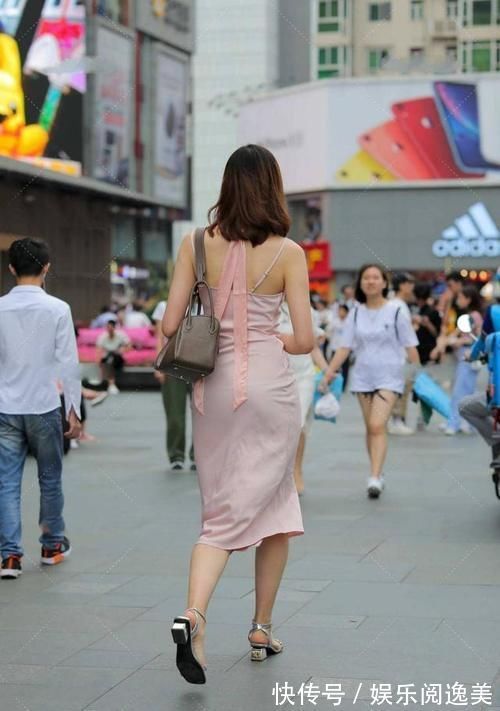 沙漏 粉色丝绸连衣裙,温婉大气优雅大方,搭配小技巧分享给你