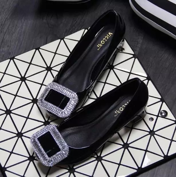 一双百搭的黑色高跟鞋, 让你简约当中透露着一丝温柔的气息