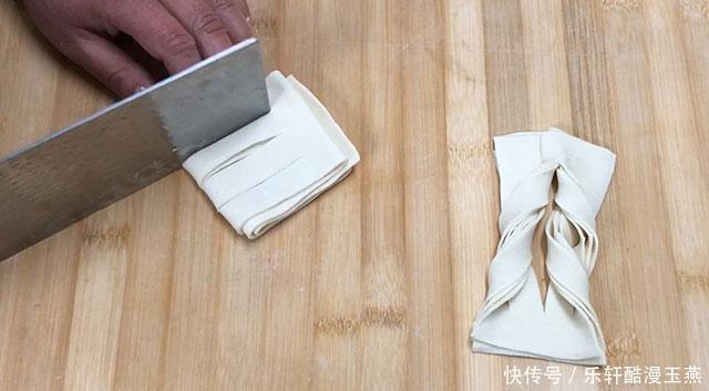 面粉试试这样做,炸果子,金黄酥脆,做法简单,可当零食来解馋