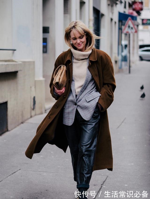 时髦 焦糖色大衣怎么搭“五个”搭配小技巧,更加利落有范!