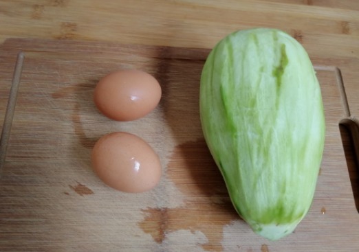 一个茄子,两个鸡蛋,不蒸,不炒,不用一滴水,十分钟搞定早餐