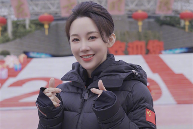 气质优雅|潘晓婷微笑出镜!39岁仍气质优雅,两大奥运冠军陪伴左右