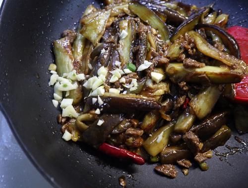 做茄子掌握不好放多少油，牢记这3点，茄子不油不腻，特下饭！