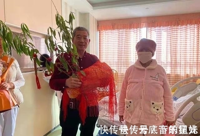 高龄产妇|67岁生宝宝:天赐2周岁生日直播,爸爸全程出镜带货,妈妈好年轻