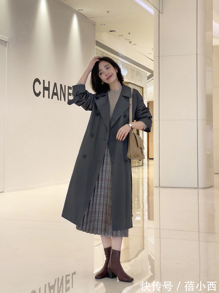 搭配|40岁女人穿风衣要“大气”,get这4个搭配重点,气质不俗反而高级